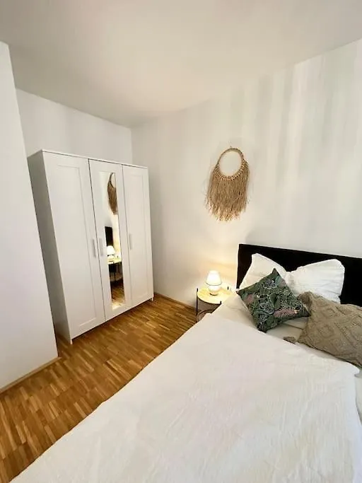 3-Room Vienna Centrale Suite